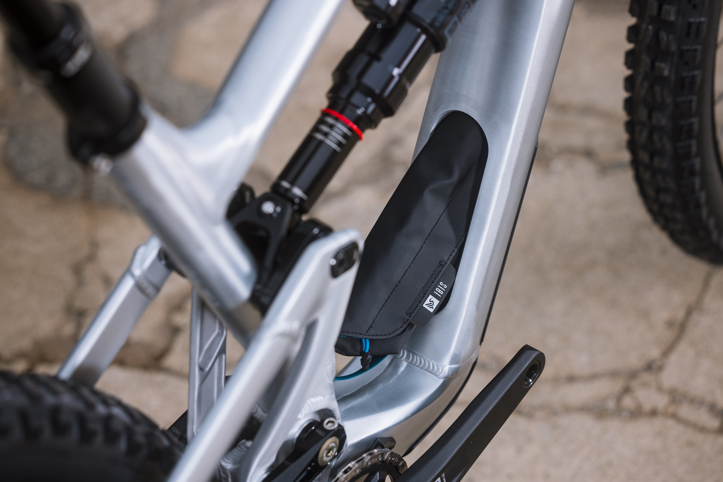 úložný prostor v rámu